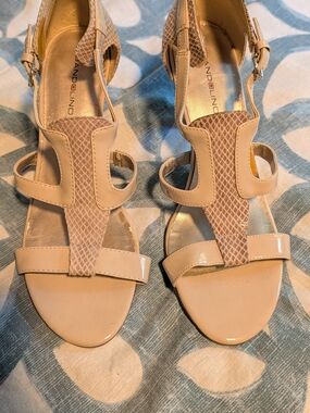 Bandolino Beige T-Strap Heeled Sandals